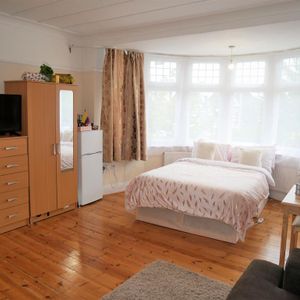 1 bedroom in a house share to rent - Photo 2