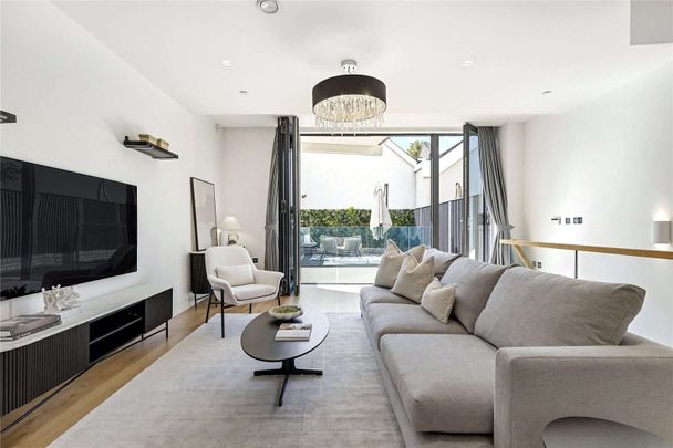 Exceptional 4 bed house located within walking distance of Battersea Park - Short Let - Photo 1