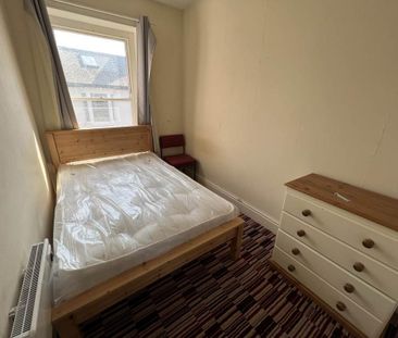 4 bedroom flat to rent - Photo 2