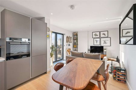 This 2 bed penthouse apartment, offers a wrap around balcony with panoramic views of London. - Photo 3