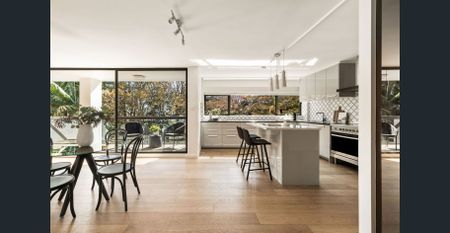 Stunning three-bedroom apartment, offering exceptional nature views, privacy and tranquillity - Photo 5