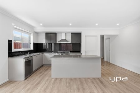 Modern home with low maintenance living in Kingsfield Estate - Photo 2