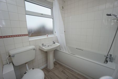 1 bedroom Flat To Let - Photo 4