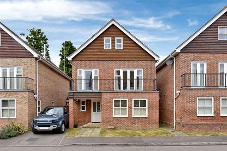 A well presented five bedroom link detached family house situated 0.7 of a mile from Cobham & Stoke d'Abernon station and just 2.3 miles from ACS International school. - Photo 2