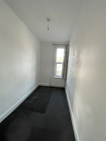 3 Bed Flat, Stanley Road, E12 - Photo 2
