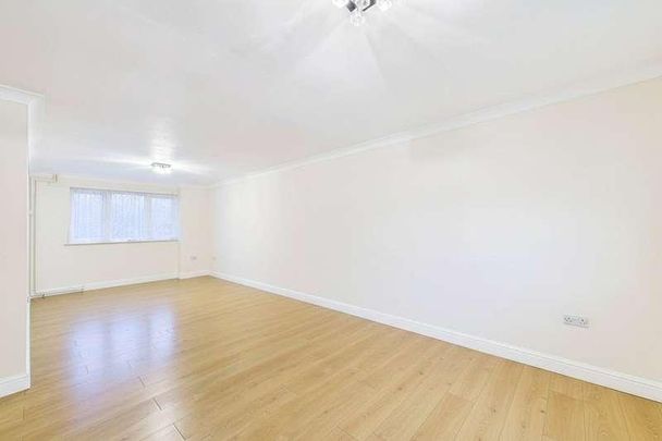 Greenfields, Maidenhead, Berkshire, SL6 - Photo 1