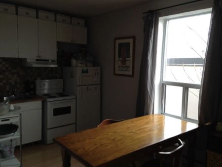 Gladstone Suites — Large Bright Sunny Bachelorette - Photo 2