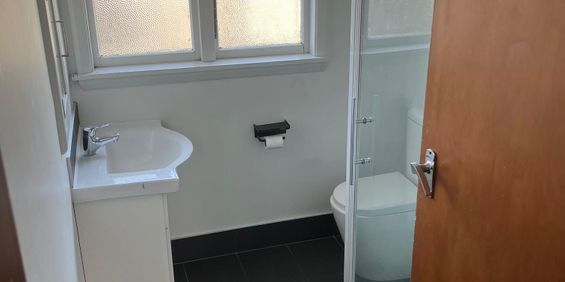 Neat & Tidy Three Bedroom Home - Photo 3