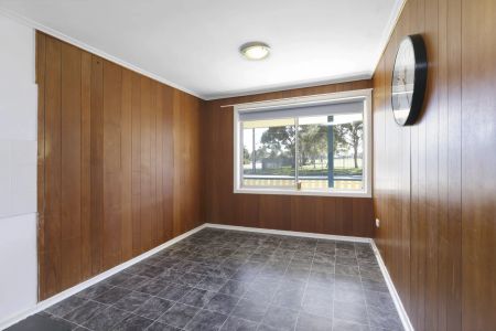 Three bedroom home in convenient beach locale - Photo 2