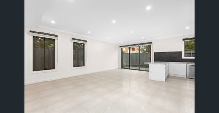 Large Modern Townhome - Photo 4