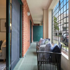 Well-Presented Apartment Moments from Wollstonecraft Station - Photo 2