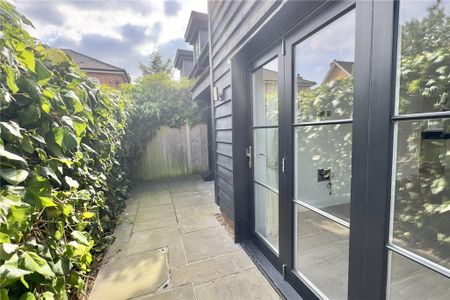 2 bedroom semi-detached house to rent - Photo 5