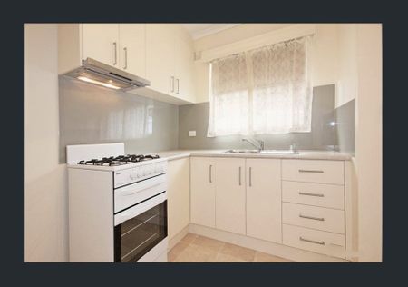 Bright & Spacious 2 Bedroom in Group of 3! - Photo 5