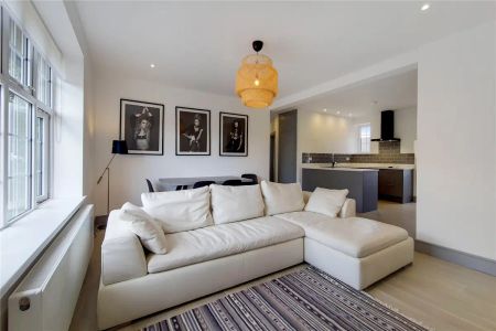 3 bedroom flat in Sheldon Avenue - Photo 3