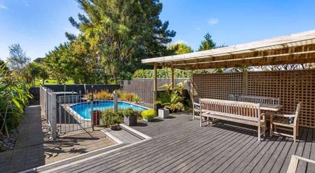 Spacious family home with a pool & large backyard - Photo 5