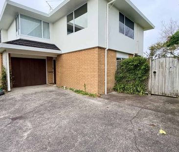 Stylish and Spacious 3-Bedroom Home in Prime Northcote Point Location - Photo 2