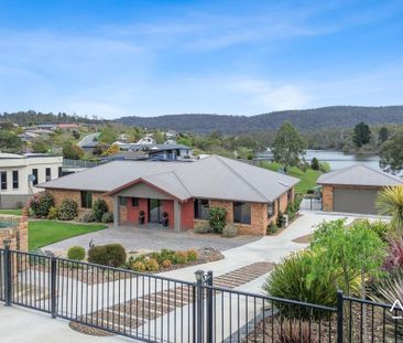 Stunning Family Home With Water Views - Photo 2