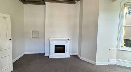 Character 2BR Flat w/ Courtyard in Mt. Cook - Photo 2