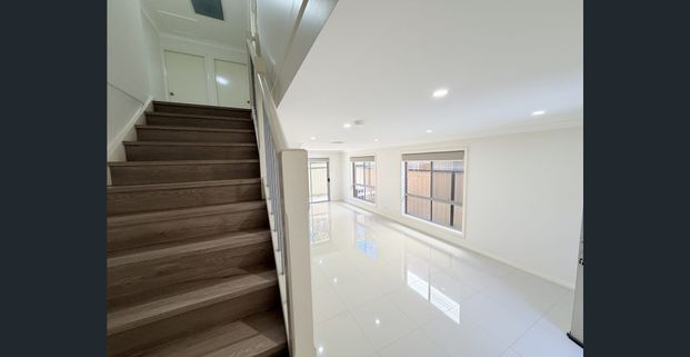 Presentation-perfect, big, spacious 4 Bedroom Townhouse. - Photo 1