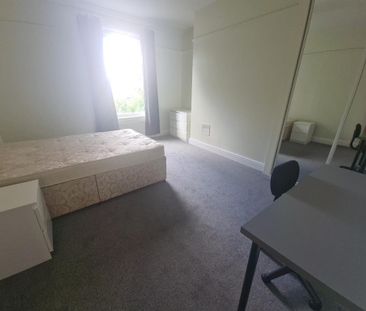 3 bedroom flat to rent - Photo 4