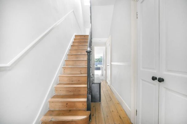 3 bedroom house in Stoke Newington - Photo 1