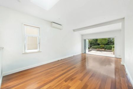 Spacious semi with sunny courtyard - Photo 3