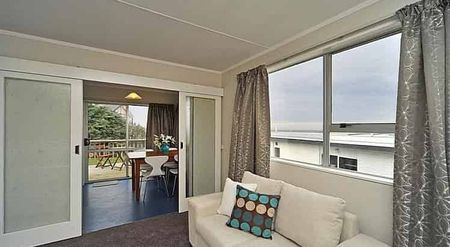 Warm, dry, amazing views and a great backyard - Photo 2