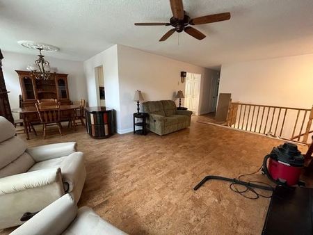 614 Arbour Crescent - 4 bed, 2 bath - HALF OFF 1ST MONTH - Photo 2