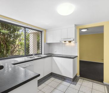 Spacious and Comfortable Family Home in a Quiet Ashmore Location - Photo 1