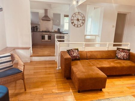 3 Bed End Terrace, York Mews, IG1 - Photo 2