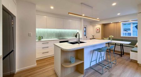 Beautifully Fully Furnished Renovated Bungalow in Prime Location! - Photo 3