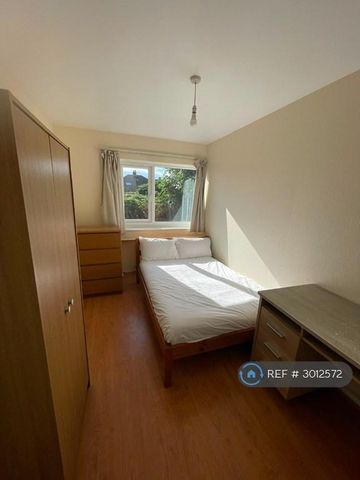 5 bedroom semi-detached house to rent - Photo 3
