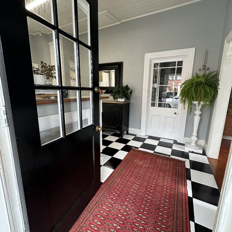 Classic Elegance & Modern Comforts - Photo 1