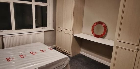 Room in a Shared House, Hythe Road, CR7 - Photo 2