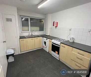 1 bedroom in a flat share to rent - Photo 5