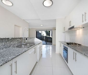 MODERN FULL BRICK TOWNHOUSE - Photo 4