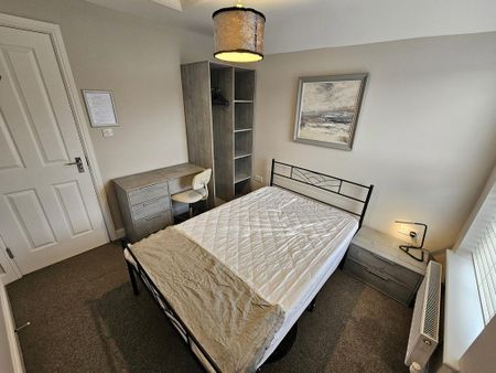 1 bedroom in a house share to rent - Photo 2