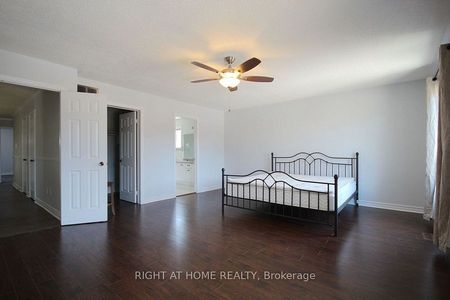 For Lease - 207 Kensit Avenue, Newmarket, Ontario - Photo 3