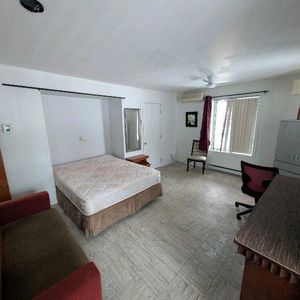 grande chambre avec un bureau - Photo 2