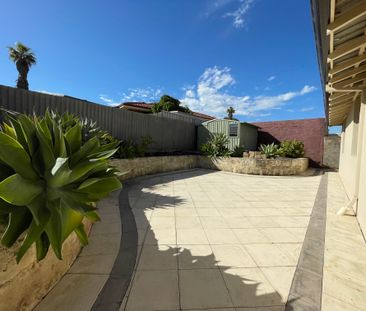 Spacious family living with poolside paradise! - Photo 4