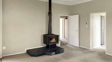 THREE BEDROOM COUNTRY LIVING - Photo 2