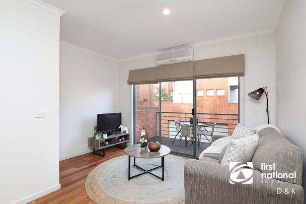 Stylish Three-Storey Townhouse in Prime Location! - Photo 1