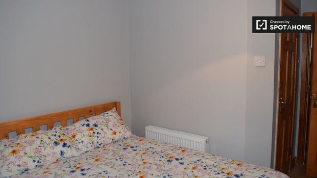 Room for rent in 4-bedroom apartment in Glasnevin, Dublin - Photo 1