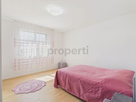 Eigentumsstandard mit Panoramafenstern: Grosszügige 74 m², Tiefgaragenplatz inklusive und sonniger Balkon - Photo 3