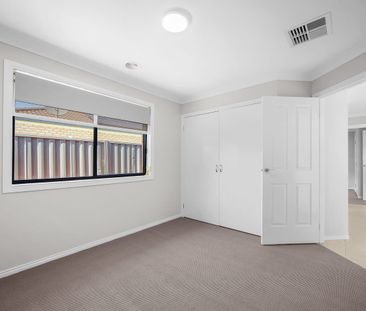 4 bedrooms plus study & 3 living areas - Photo 4