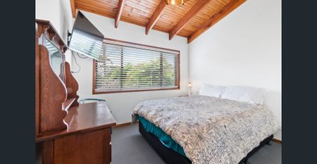 Charming 2-Bedroom Home in Coastal Tomakin – Newly Renovated! - Photo 2