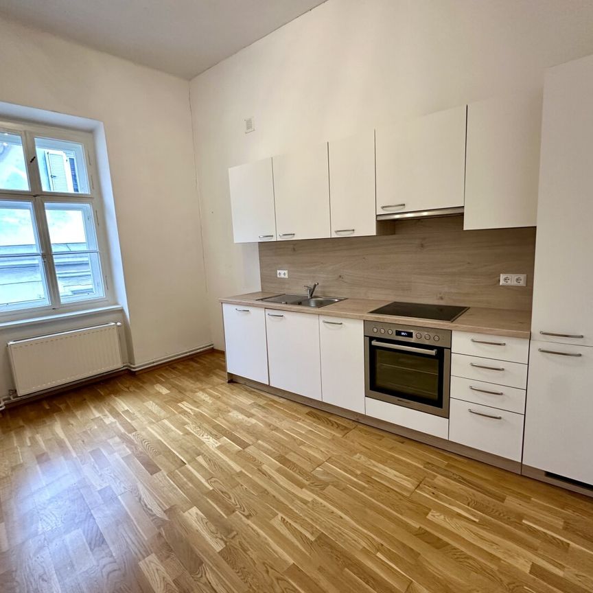 Zentralgelegene 2-Zimmer-Altbauwohnung mit extra Essküche im Herzen von Graz nahe dem Grazer Hauptplatz und Schloßberg – Provisionsfrei! - Photo 1