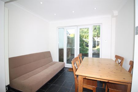 3 Bedroom House - Mid Terrace - Photo 2