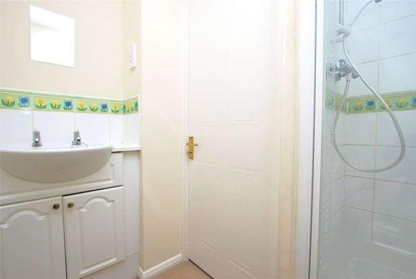 Wyvern Close, Ash Vale, Aldershot, Surrey, GU12 - Photo 1