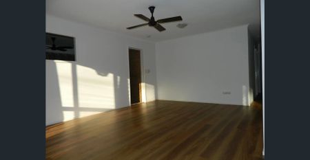 Spacious Family Home in Quiet Cul-de-Sac – Walk to Schools, Shops & Transport - Photo 2